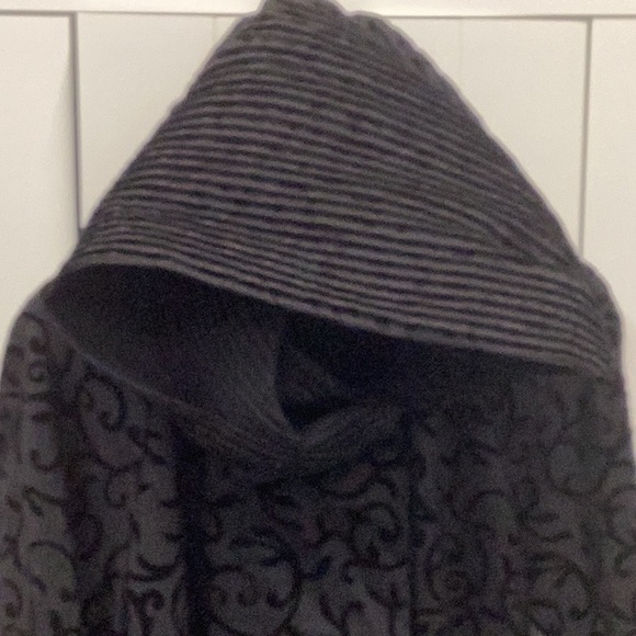 MYCRA PAC NOW black reversible hooded cape with matching bag! Great for witches! - Picture 9 of 16
